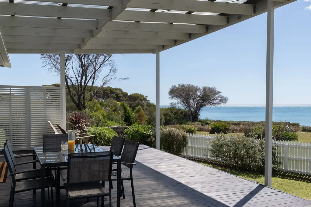Weymouth 2ਬੈੱਡਰੂਮ One of the most sought after holdings on the Coast - Uninterupted access to magical ocean views, Ninth Island and stroll to a secluded beach