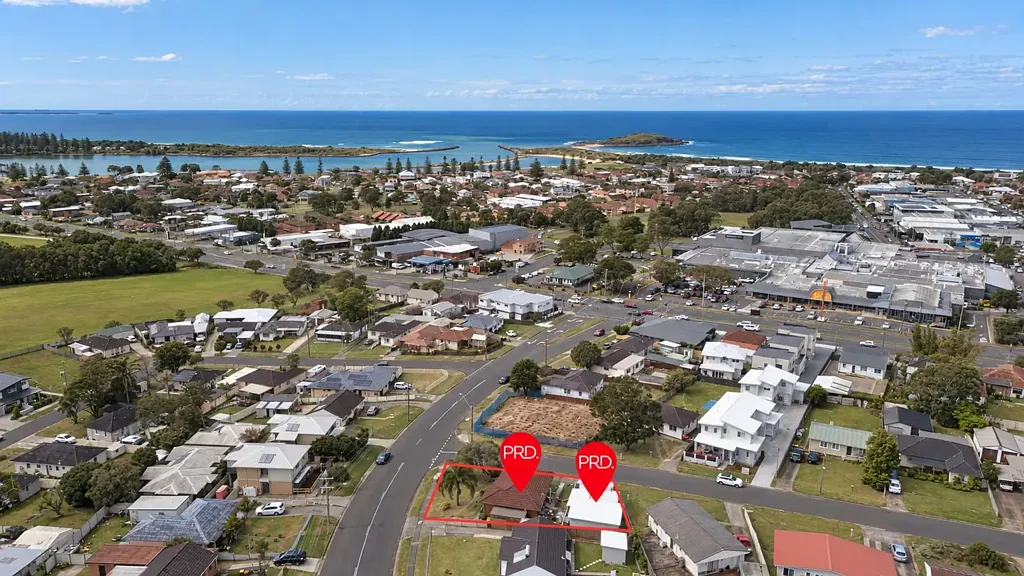 Lake Illawarra 5Kwarto Two Separate Homes. One Standout Opportunity.