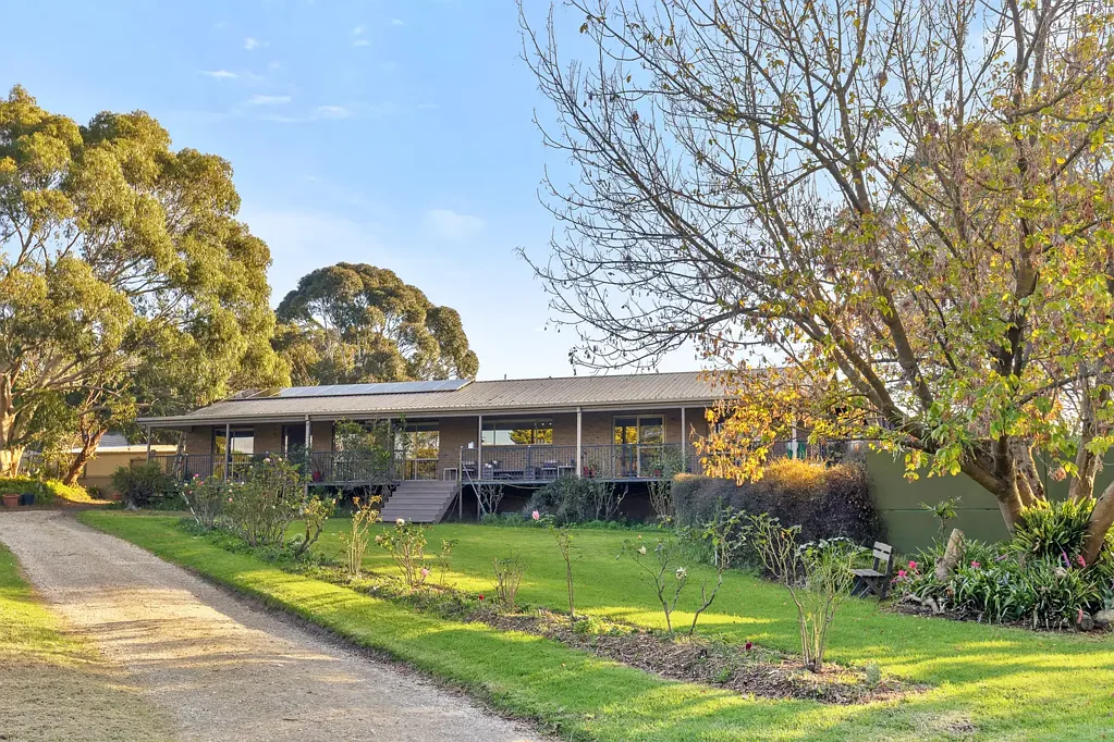 Tyabb 5房 4千平米私享acreage 独立双居设计 地池环绕露台 步行名校 公享5.8英亩私土 Acreage Living with Bonus Common Land & Endless Lifestyle Appeal