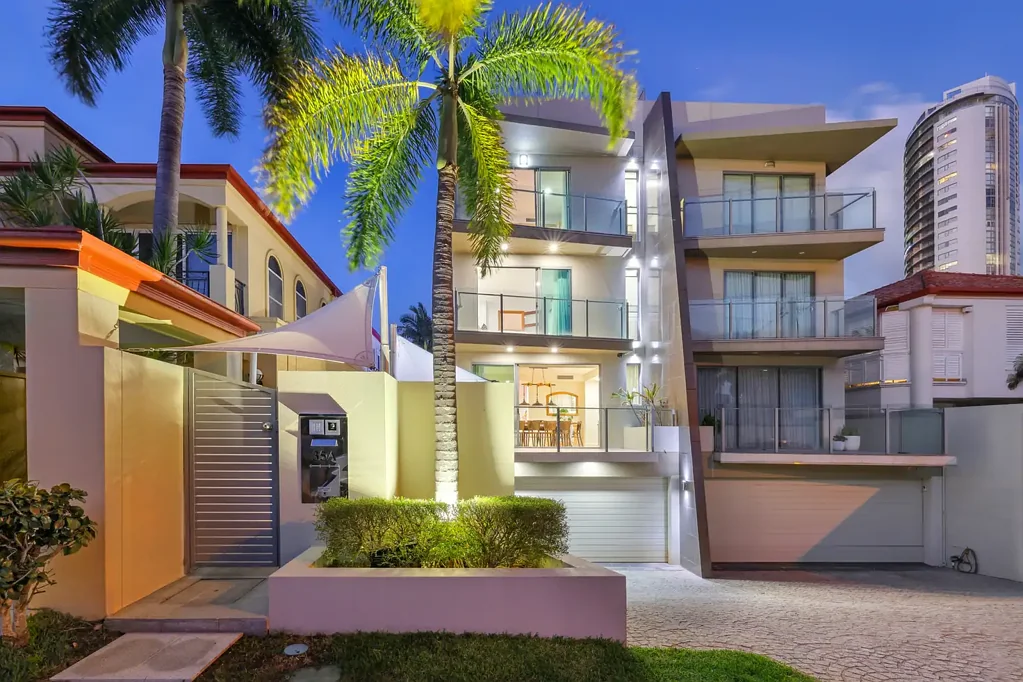 Main Beach 4Phòng ngủ Impeccably Presented Villa | 5 Levels with Rooftop Broadwater Vistas, Private Elevator, Multiple Living Zones & Swimming Pool