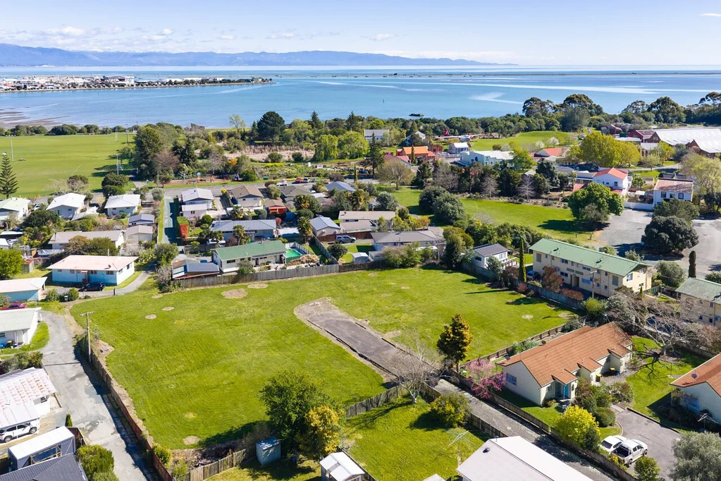 The Wood  Flat, serviced and close to town: four sections