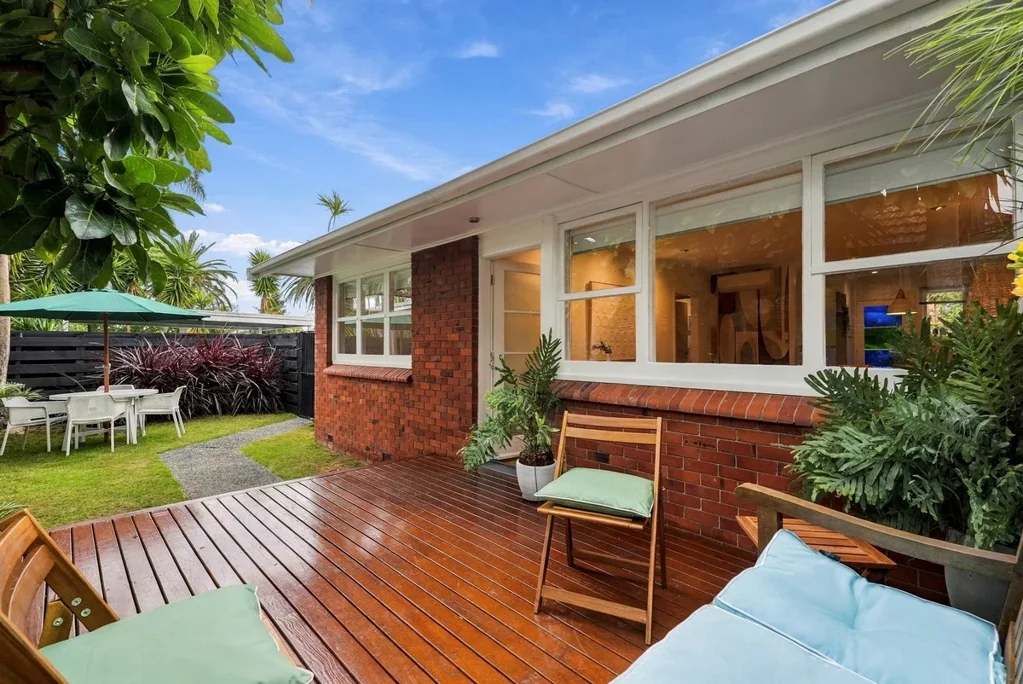 Te Atatu Peninsula 2ਬੈੱਡਰੂਮ Renovated Classic in Brick - Freehold Title