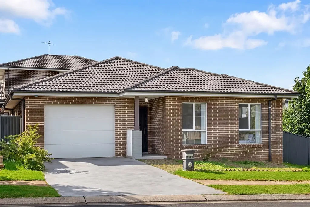 Schofields 4Zimmer North West Facing, Sundrenched Family Home on 400 sqm land size, Within 15 Minute Walking Distance to Schofields Train Station and Village!