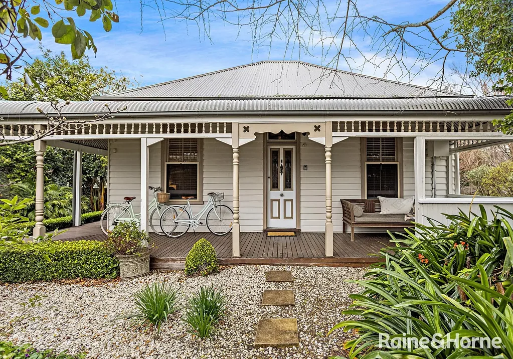 Berry 4 Bedroom Charming Early 1900s Character Home in the heart of town