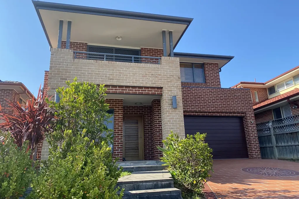 2 Level Six Bedrooms House With Carlingford Public Catchment