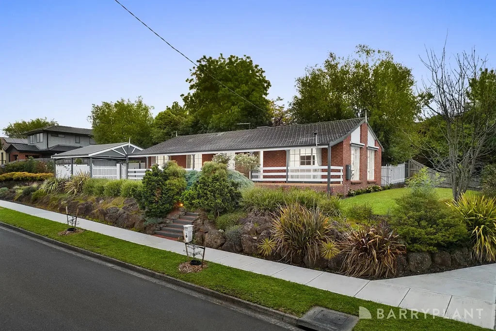 Mooroolbark 3房 转角地块宽敞  壮丽山景入室  全屋地暖制冷  主卧套间带浴  池畔娱乐露台  近优校商圈 Family Lifestyle with Dandenong Views