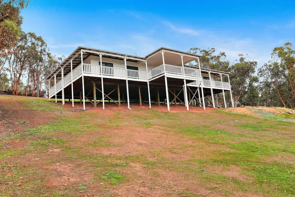 Wandering 5બેડરૂમ Stunning Queenslander Home with Panoramic Views on Acreage Property in the Blackboy Springs Estate, Wandering.