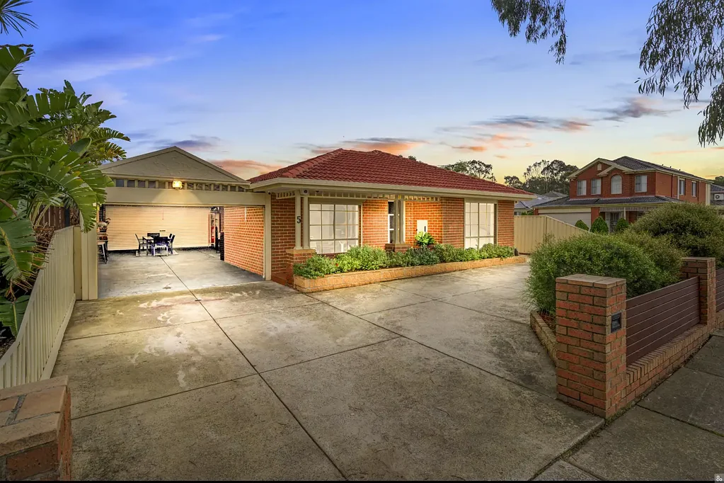 Thomastown 4कमरा A Tradesman's Delight. A Car Enthusiast's Dream