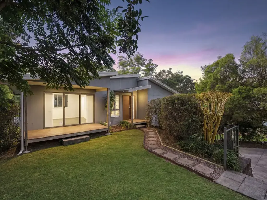 Boambee East 3ਬੈੱਡਰੂਮ Modern Two Storey Home In Cul-De-Sac Location...