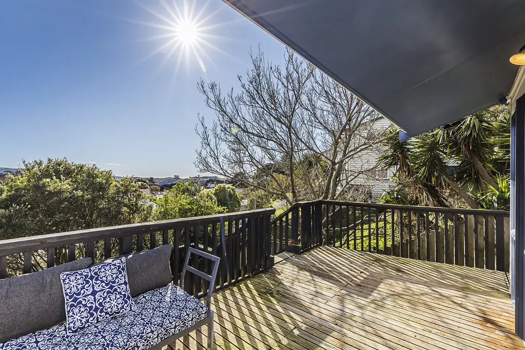 Cannons Creek 3 Bedroom SUN'S OUT - DECKS CALLING!
