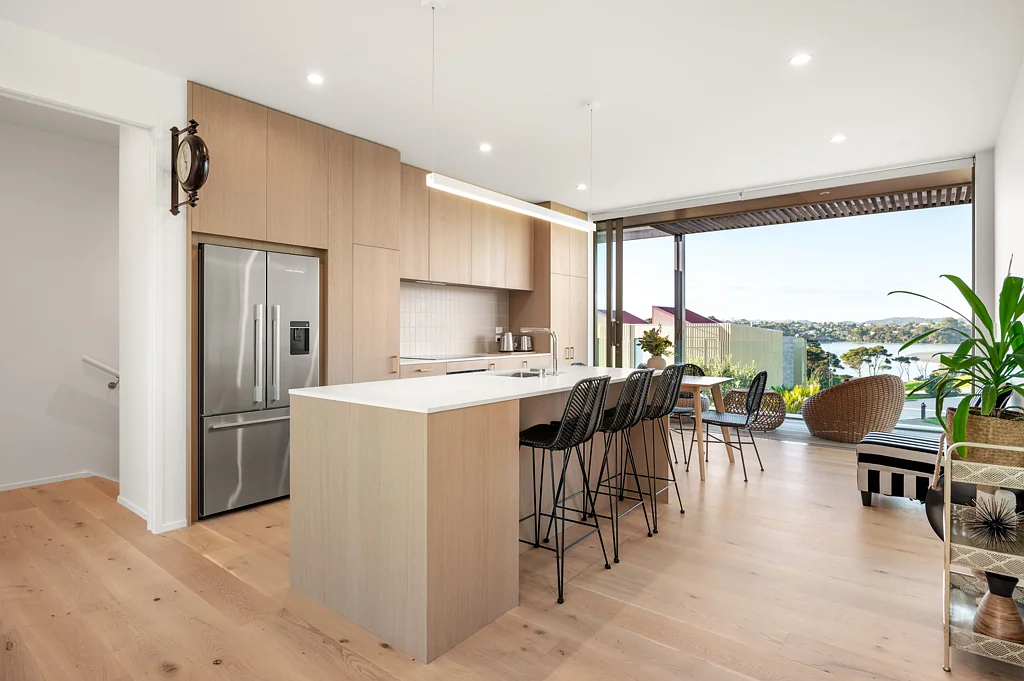 Raglan 3房  Easy-Care Living with Space and Views
