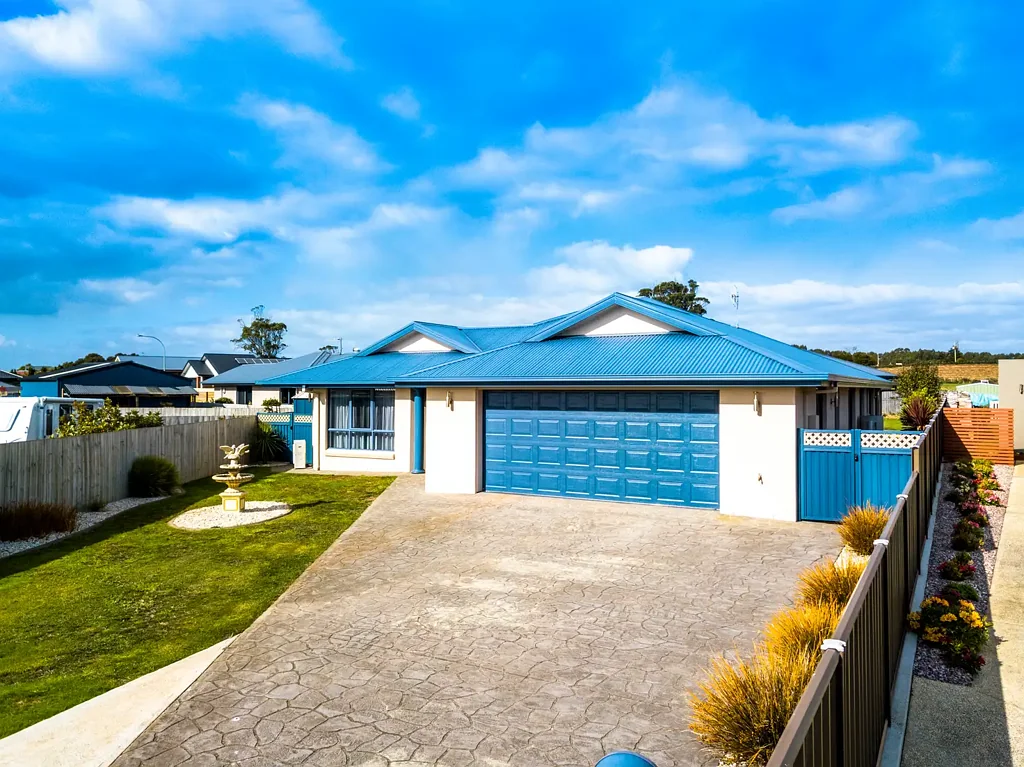 Immaculate Living in sought after Romaine!