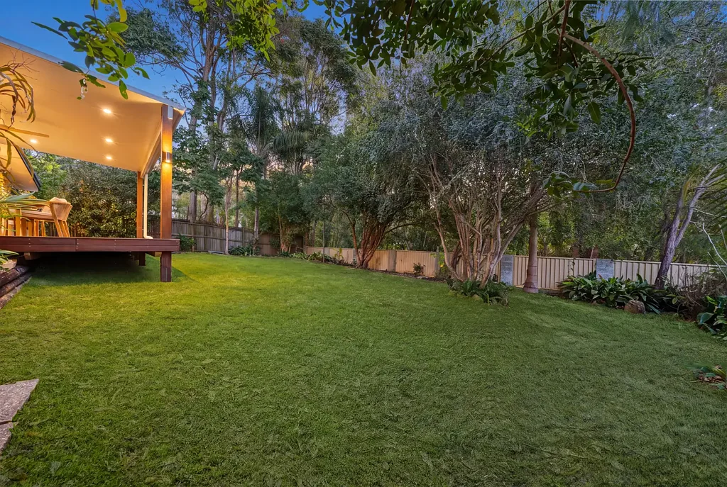 Southport 4બેડરૂમ Charming Residence Bursting with Character - Positioned on a Sprawling 809m2 Block - Overlooking Serene Bushland