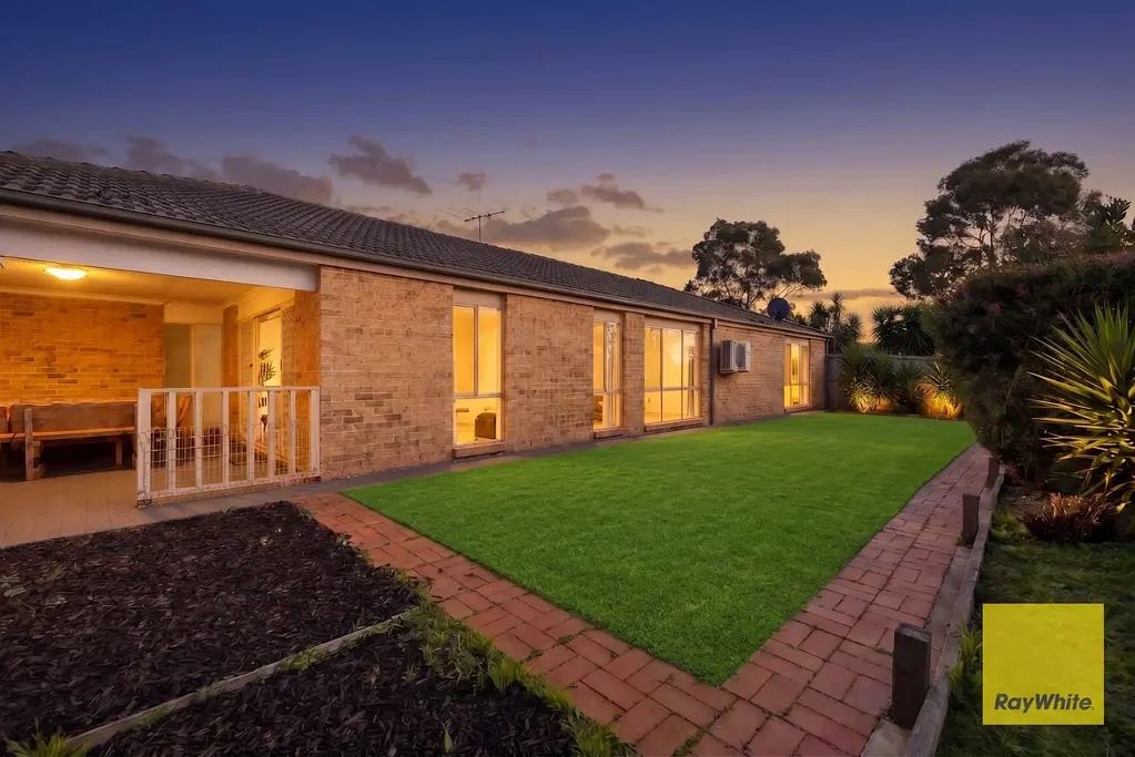 Point Cook 4房 优越地理位置，宽敞庭院：极致 Point Cook 生活方式 Prime Location, Expansive Yard: The Ultimate Point Cook Lifestyle