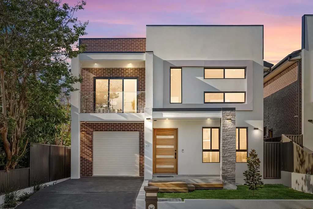 Wentworthville 5침실 Luxury Five Bedroom Free Standing Residence in One of Wentworthville's Finest Streets