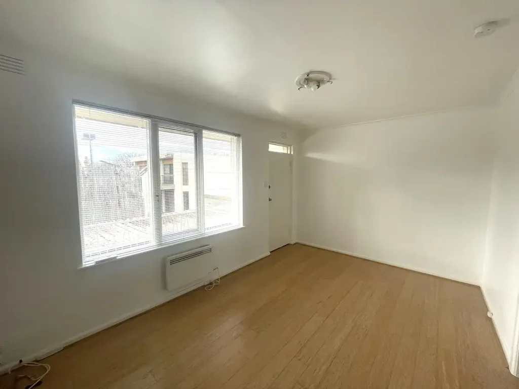 TOP FLOOR ONE BEDROOM APARTMENT!