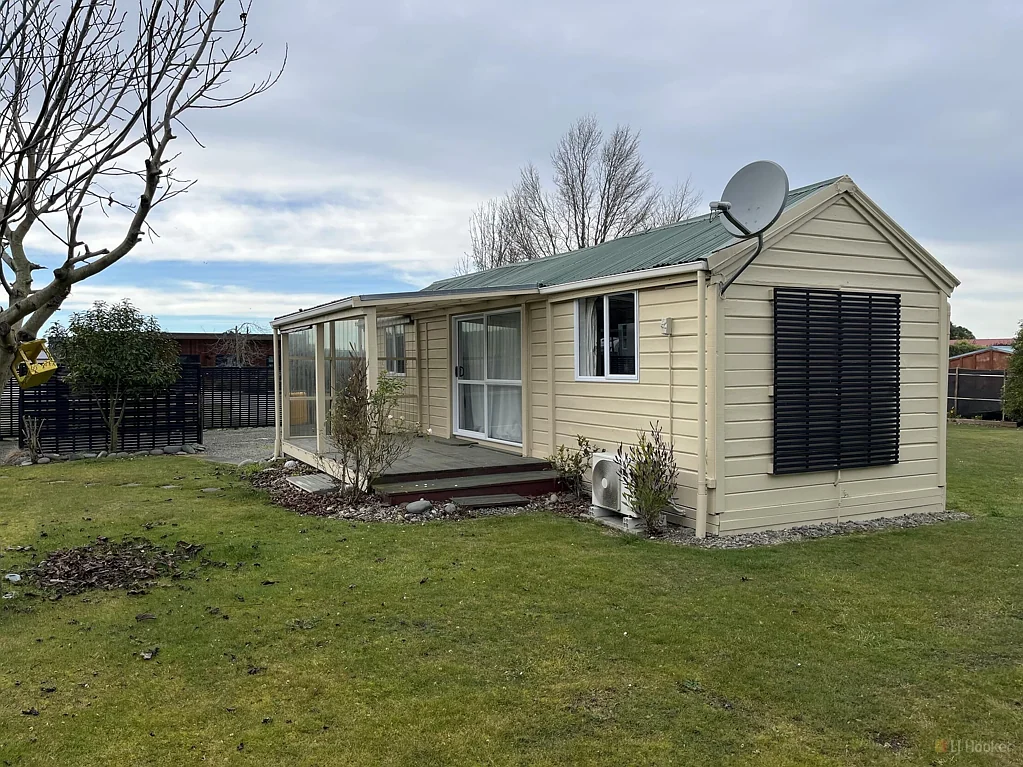 Charming 2-Bedroom Cottage - Glenavy Riverside Village