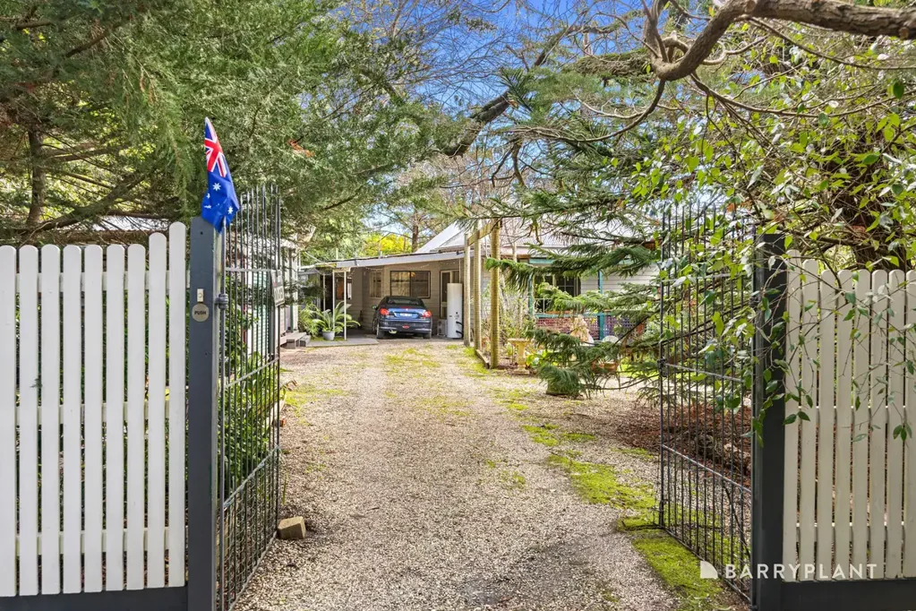 Yarra Junction 3 Bedroom An acre of privacy and seclusion, only a short stroll to shops and cafe's!