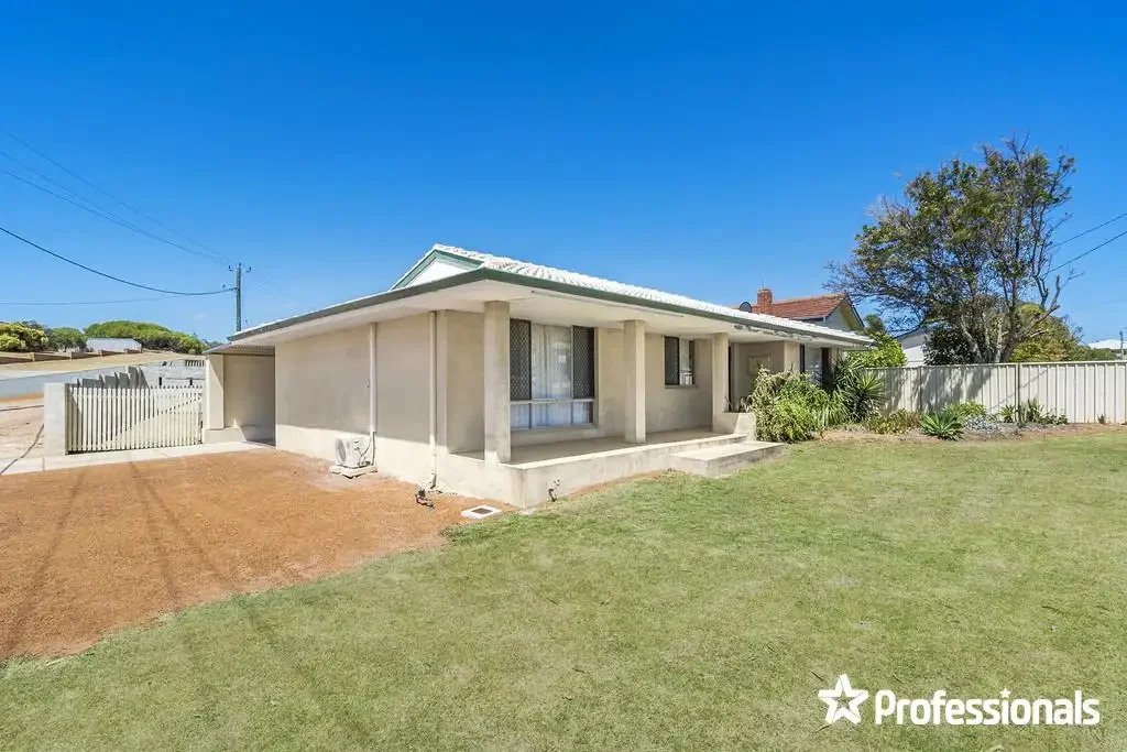 CENTRAL LOCATION - GREAT BACK PATIO