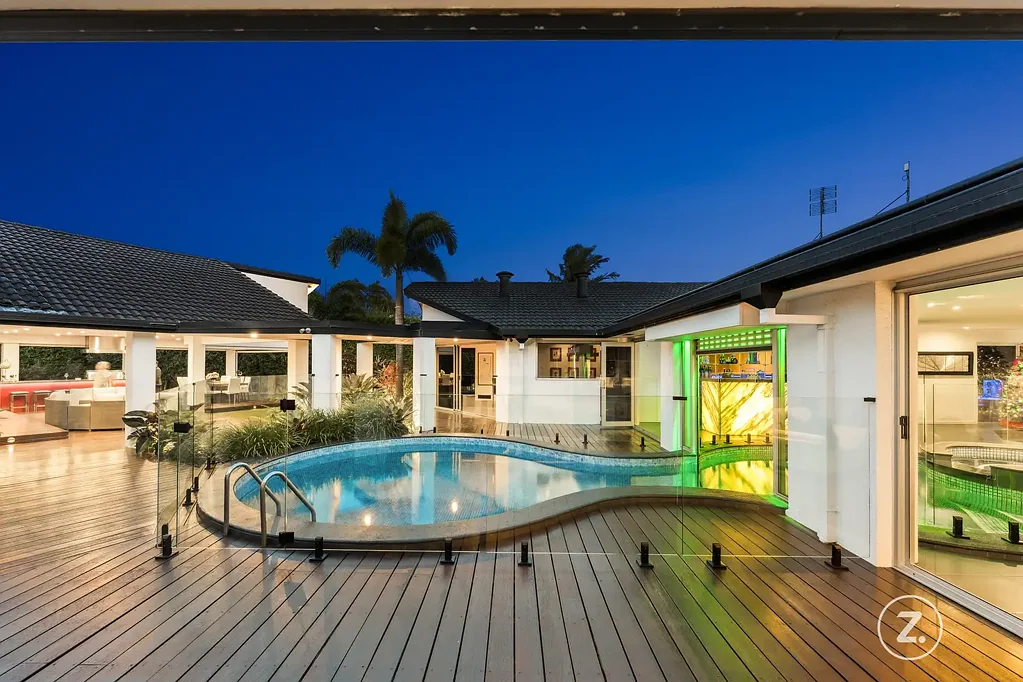 Carrara 6房  TWO TITLES. ONE EXTRAORDINARY WATERFRONT RESORT ESTATE.