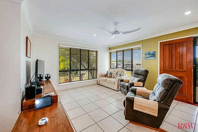 लिविंग रूम - 24 Solander Street, Bargara, QLD 4670