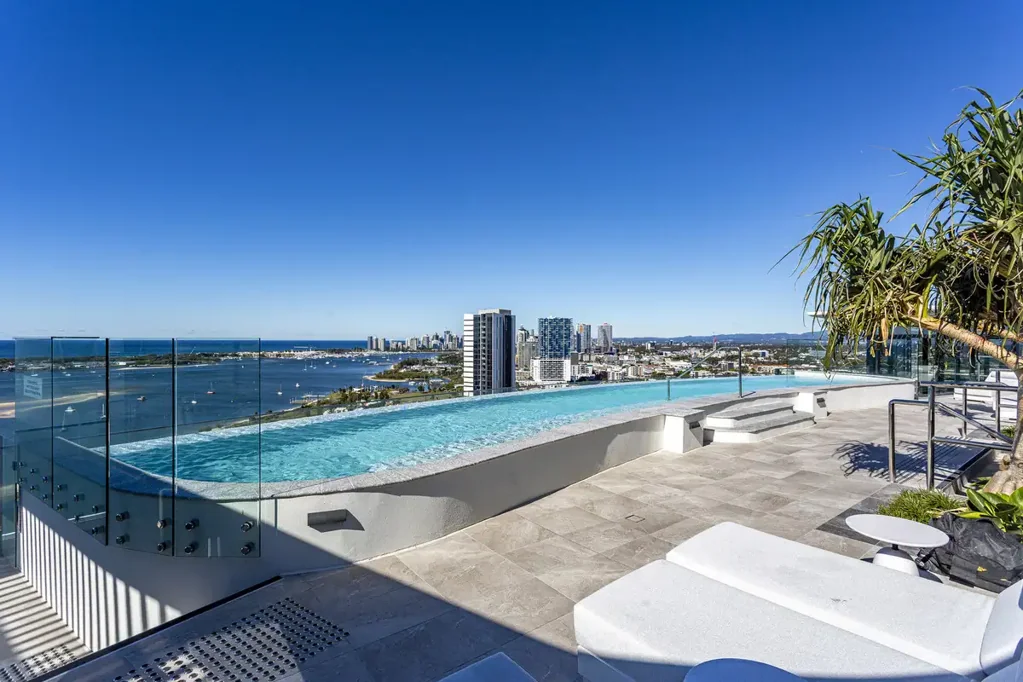 Three Bedroom Apartment - Stunning Broadwater Views