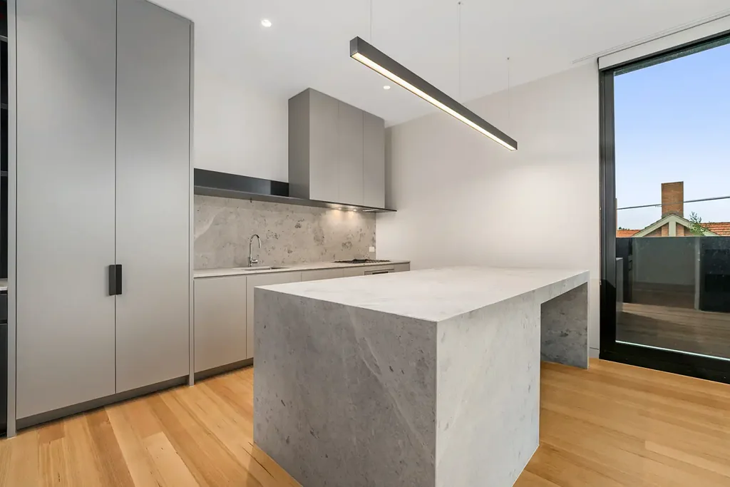 Townhouse Moments to Kew Junction
