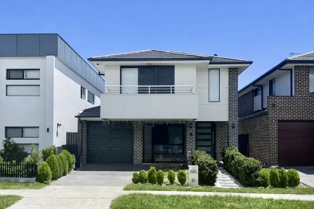Spacious 5-Bedroom Family Home with Ensuites, Balcony & Prime Elara Access