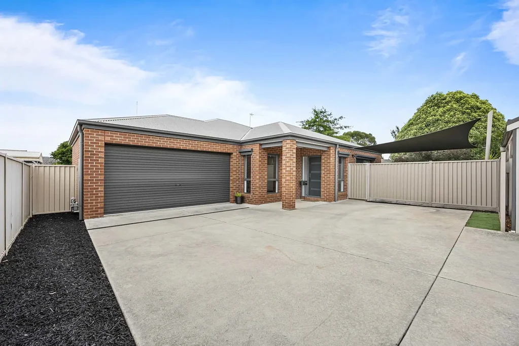 Ballarat North 3房  A high-quality townhouse that offers exceptional living space in one of Ballarat's all-time favourite suburbs in Ballarat North.