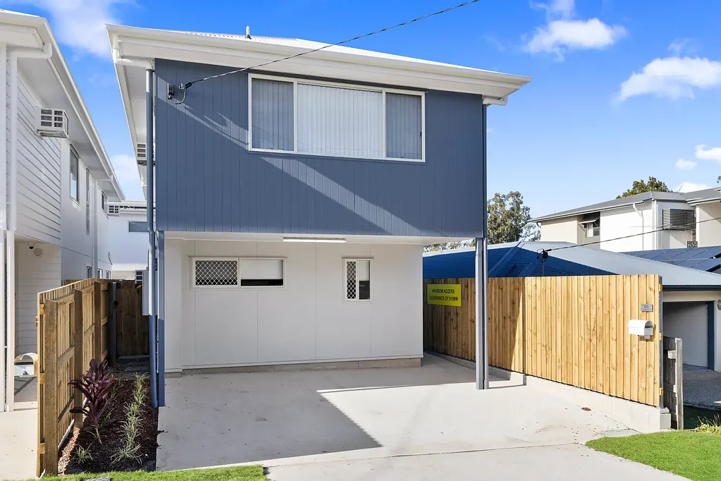 Fully Furnished studio apartment (SINGLE OCCUPANCY ONLY) in Oxley, with Courtyard, Water and Internet Included.