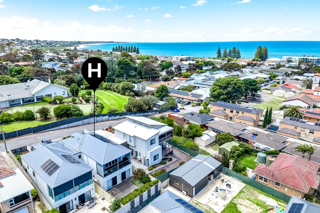 Victor Harbor 4ਬੈੱਡਰੂਮ Easy Care Town Centre Living with Sea Views