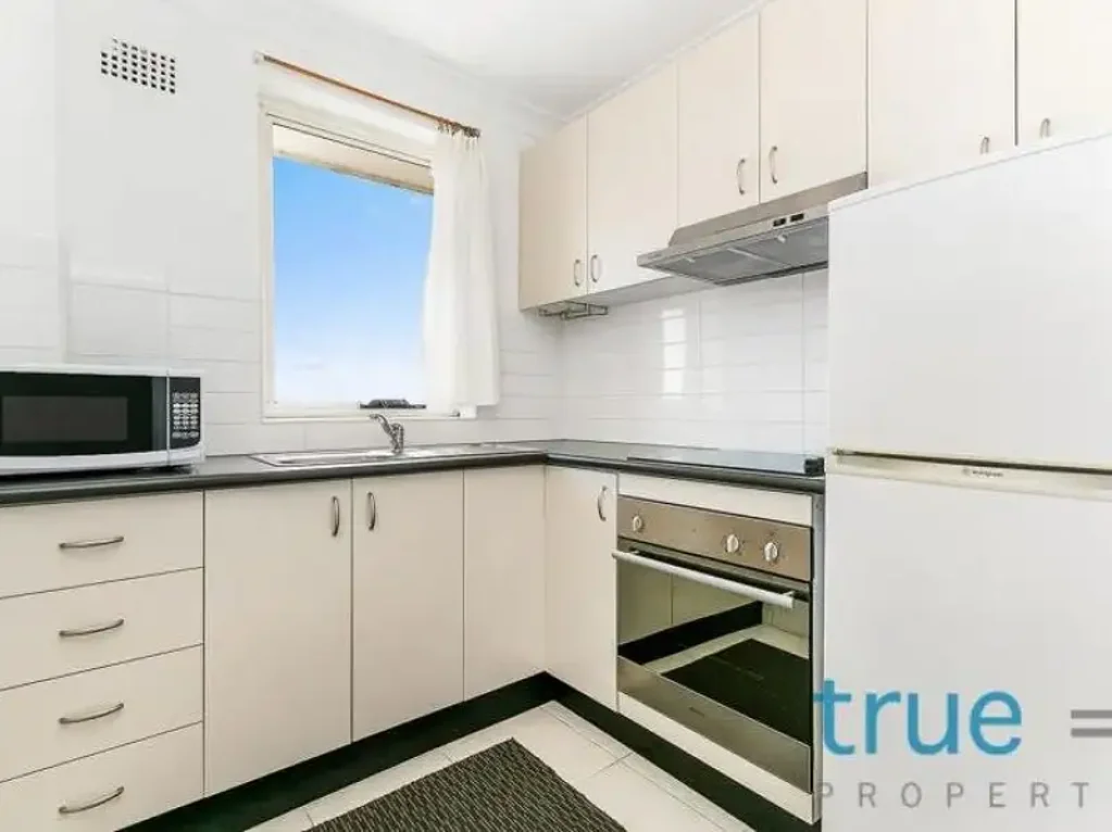 FURNISHED TOP FLOOR APARTMENT IN ICONIC TOXTETH ESTATE