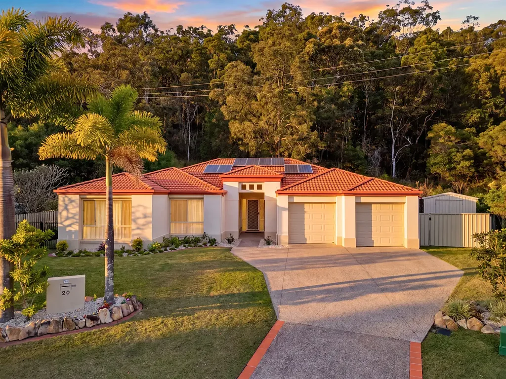 Mudgeeraba 4 Slaapkamer Stylish & Tranquil Family Home Backing onto Nature Reserve  with Space for Boat, Caravan and Pool. Prime Central Location.