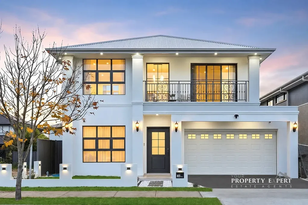 BRAND NEW HOME - Walk to Shops / School