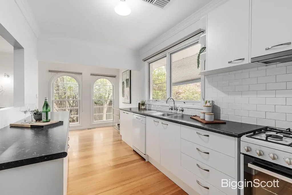 Mount Waverley 4房 Mount Waverley优质地段 697㎡矩形地块 温馨家庭氛围 2018全面翻新 美丽明亮空间 室内外连通体验 多功能书房 主卧套间 管道供暖 蒸发冷却 高天花板 大型洗衣房 双车库 COMFORT AND CHARM IN MWSC ZONE!