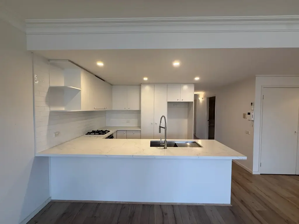 HOUSE SIZED PROPORTIONS IN THE HEART OF HAWTHORN!