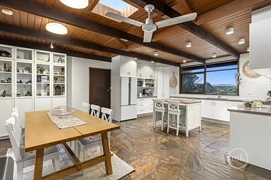 Hurstbridge 4Kwarto Lifestyle Property with Views, Character & Excellent Equine Facilities!
