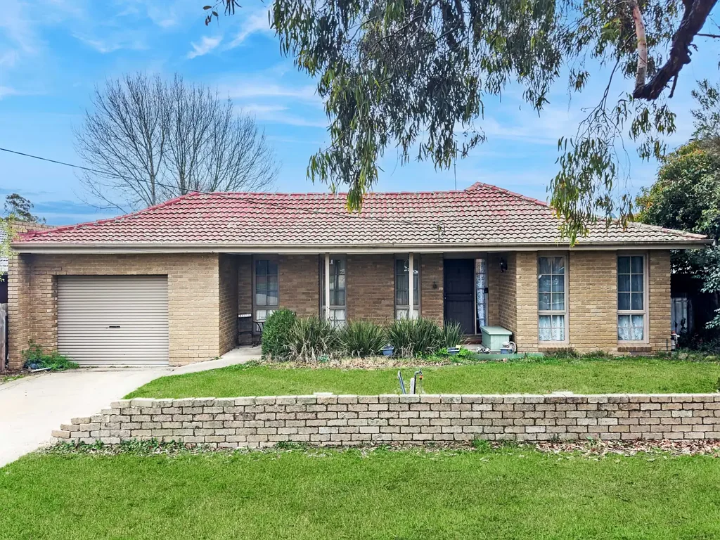 Kyneton 5 Bedroom Spacious 4-Bedroom Brick Veneer Home – Prime Location & Investment Potential