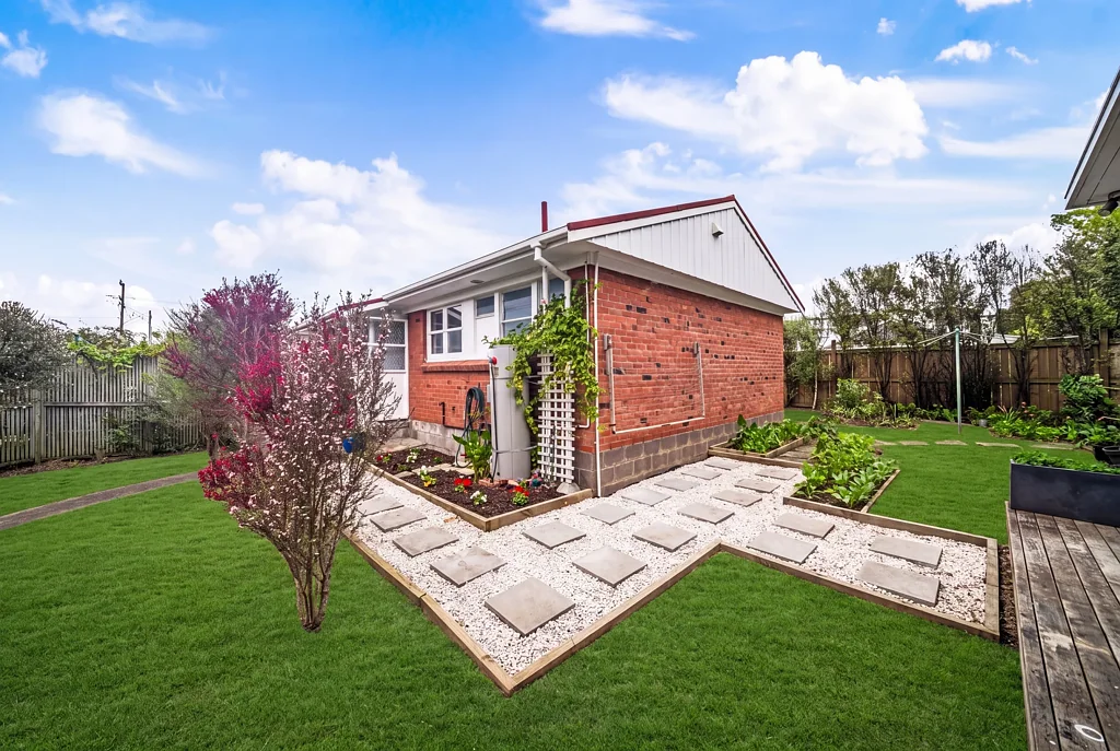 New Lynn 1Kwarto Private, Sunlit Brick Starter | No Body Corp Fees