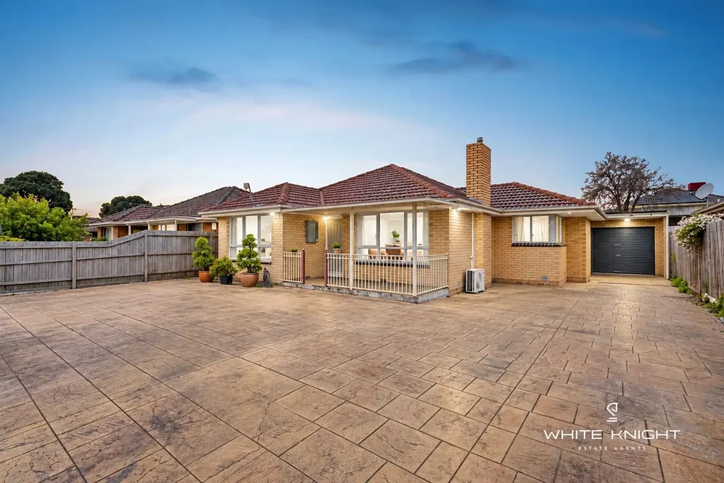 Thomastown 3Phòng ngủ Spacious Family Home with Multiple Living Areas in a Convenient Location