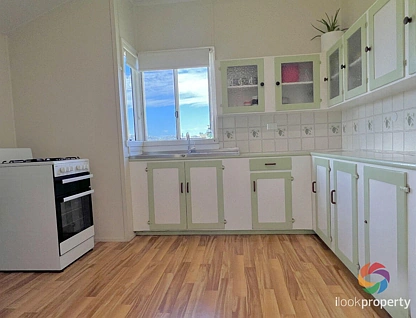 8 Bayne Street, West Gladstone, QLD 4680, 3房, 1浴, House