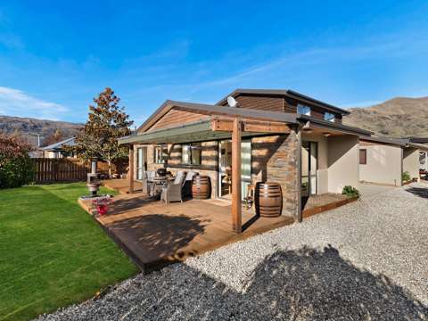 Wanaka 5房  Two dwellings - a tremendous investment