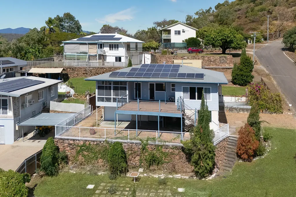 Stuart 4房  Elevated Family Home with city views