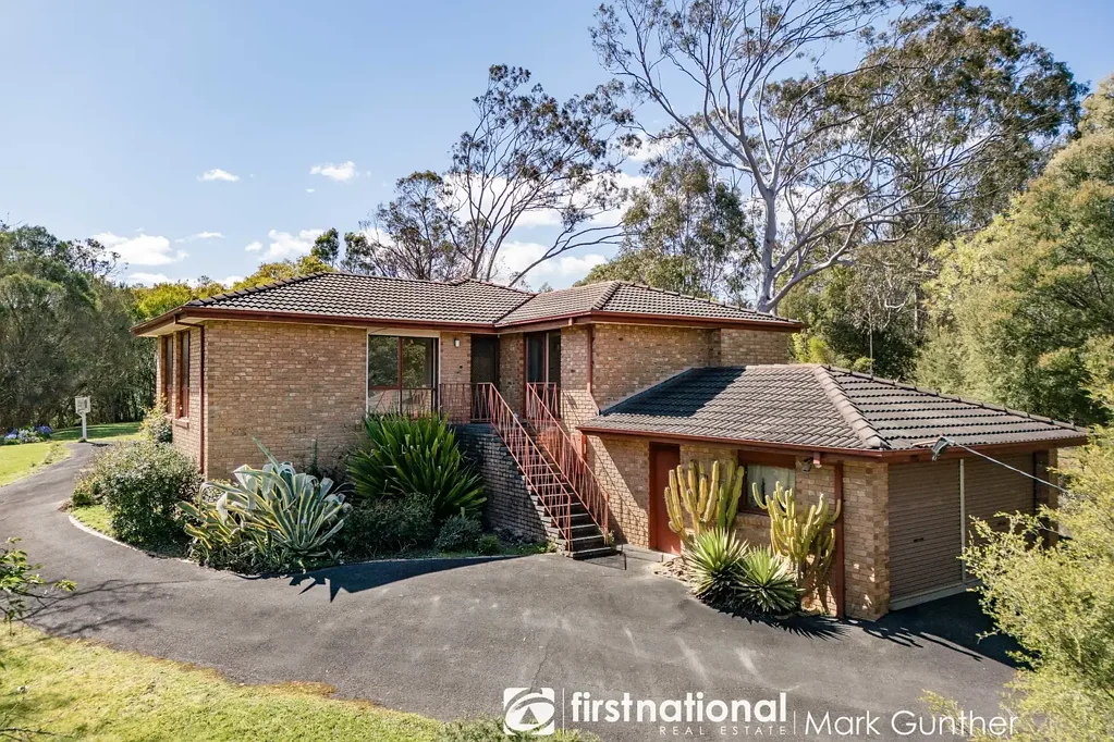 Chum Creek 4房 乡村宁静环境 4卧砖房 6600平米双地块 独立主卧 现代厨房 宽敞起居 燃气供暖 遮盖阳台 双车位车库 爱好园艺空间 Spacious Family Living on 6,600m² (Approx.) Across Two Titles