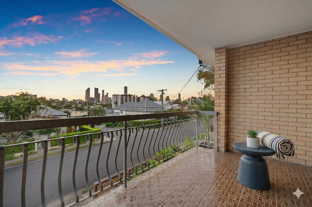 East Brisbane 11房 城市边缘位置 11卧室定制宅 506㎡地块 步行交通餐饮 超市体育场近 Versatile 2-Storey on a Potential-Filled Block with City Views!