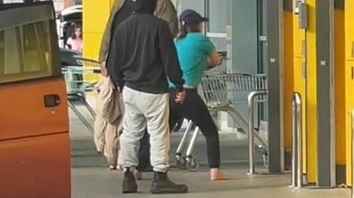奥克兰怎么了？女子暴力威胁超市购物者，嚣张行径被拍下