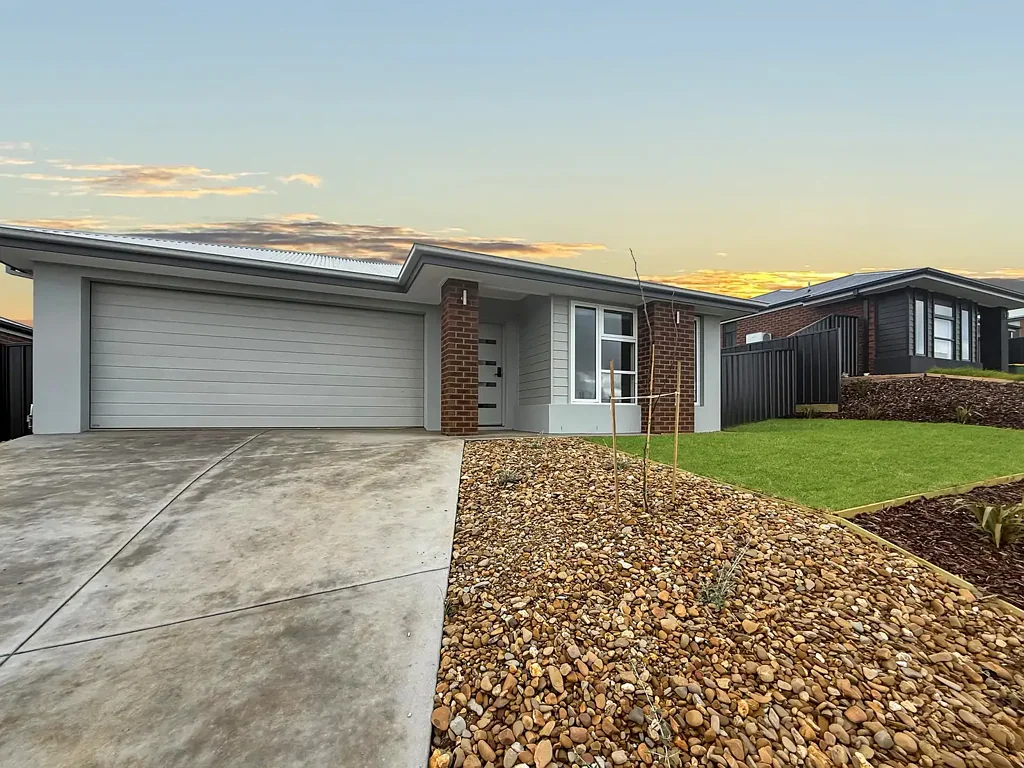 Modern 4-Bedroom Family Home in Popular Leneva Estate