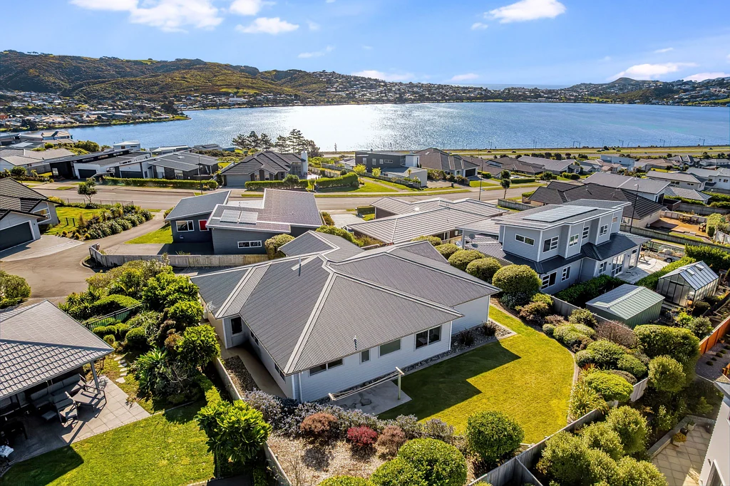 Aotea 4房  Single Level Ease with Water Views