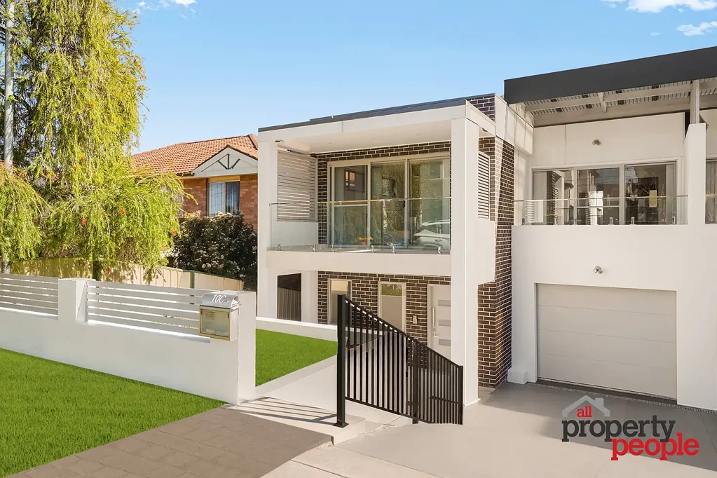 Condell Park 4બેડરૂમ Great Family Home with Self-Contained Studio