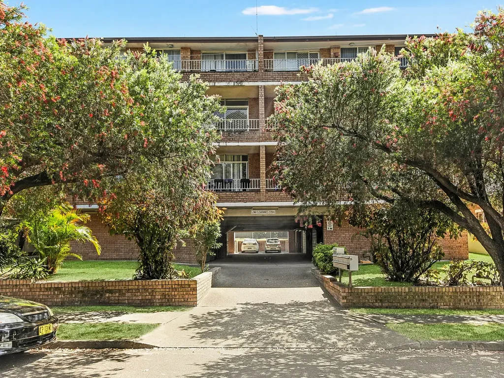 Modern Unit in Prime Rockdale Location.